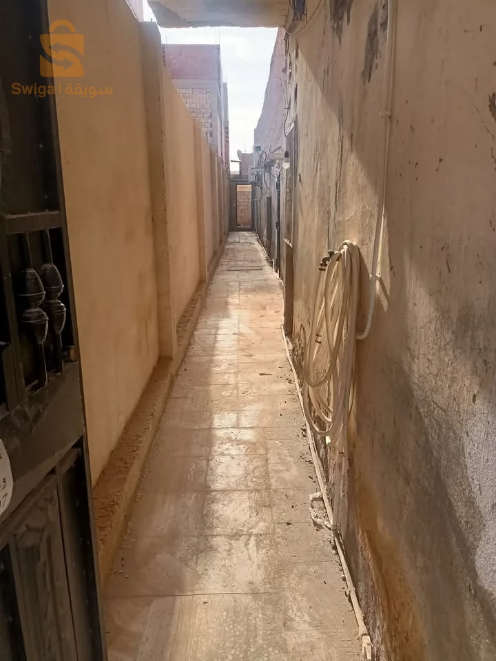 (02) منازل للبيع 300م2 +300م2 الحائط بالحائط كل وحدة بدفتر عقاري، وسط مدينة ورقلة بالقرب من مخبزة غزة طريق مستشفى محمد بوضياف ووكالة أوريدو وبالقرب من إتصالات الجزائر  وبريد الجزائر والمستشفى العسكري ومقر الولاية ووكالة جازي وكل المرافق لكل منزل دفتر عقاري خاص  لمن يهمه الأمر الإتصال على الإأرقام التالية:-0672062696/0771306071