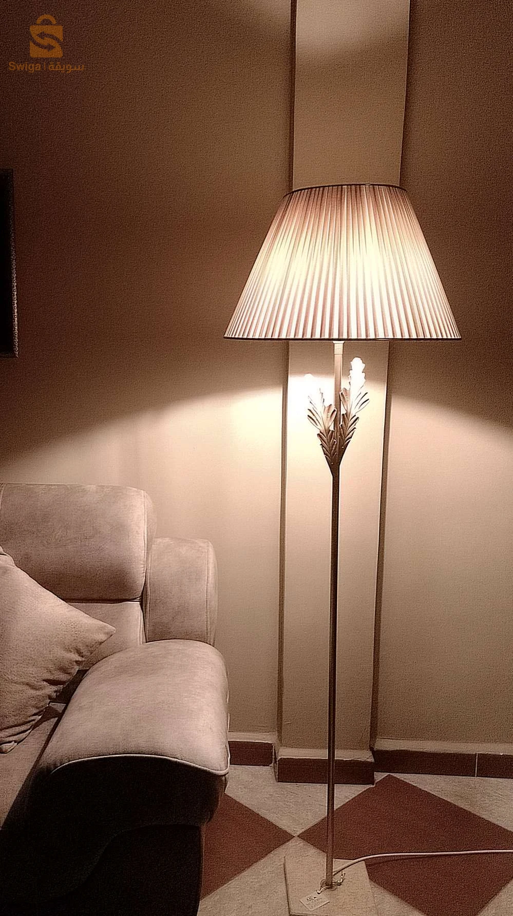 lampadaire neuf pour salon hauteur 1m58cm socle en marbre pied doré chapeau en tissu marron clair.