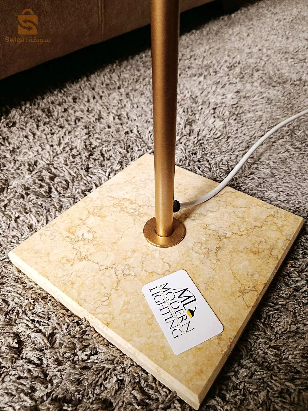 lampadaire neuf pour salon hauteur 1m58cm socle en marbre pied doré chapeau en tissu marron clair.