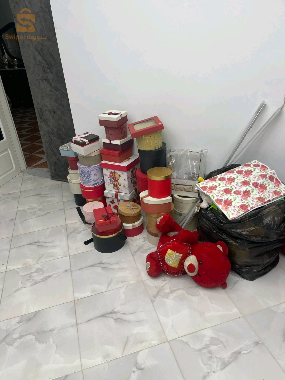 كوسميتيك متريال بسلعة خلاسلي لكرا راني نبيع فيه بيه بسلعة كاين 5فيترينات و 5 ارموار تاع بوا ماشي ميراميني و سلعة و كونطوار 28 مليون نطلقو