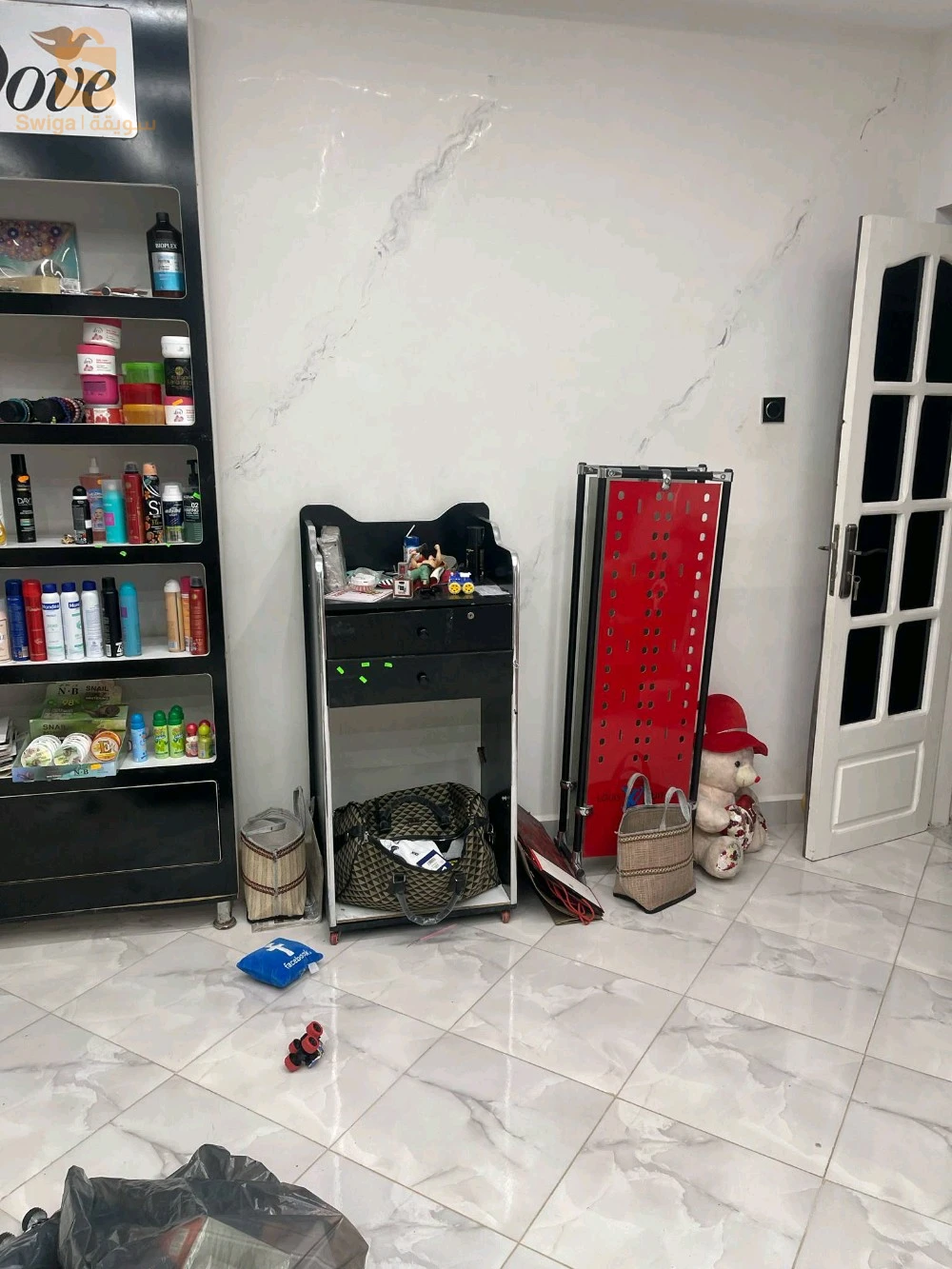 كوسميتيك متريال بسلعة خلاسلي لكرا راني نبيع فيه بيه بسلعة كاين 5فيترينات و 5 ارموار تاع بوا ماشي ميراميني و سلعة و كونطوار 28 مليون نطلقو