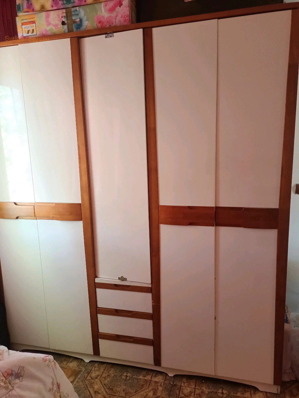 غرفه بخزانه وسريرين و la coiffeuse