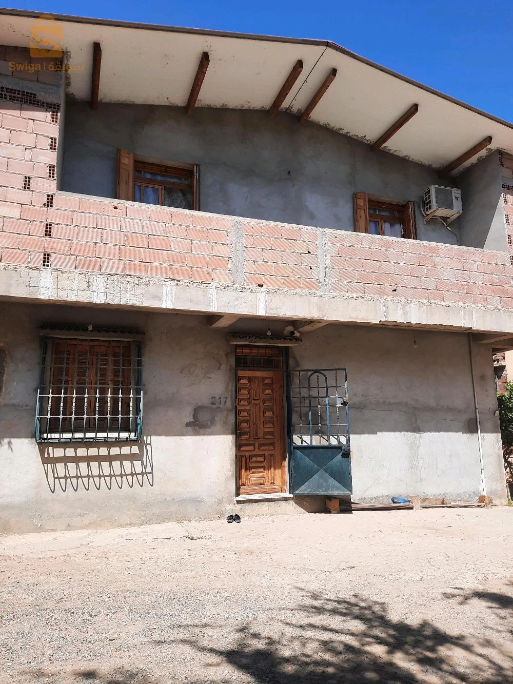 قطعة أرض بها مسكن