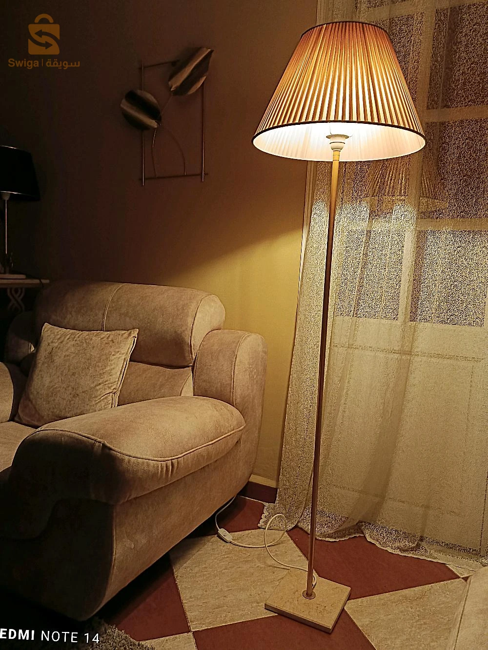 lampadaire neuf pour salon hauteur 1m58cm socle en marbre pied doré chapeau en tissu marron clair diamètre 45cm