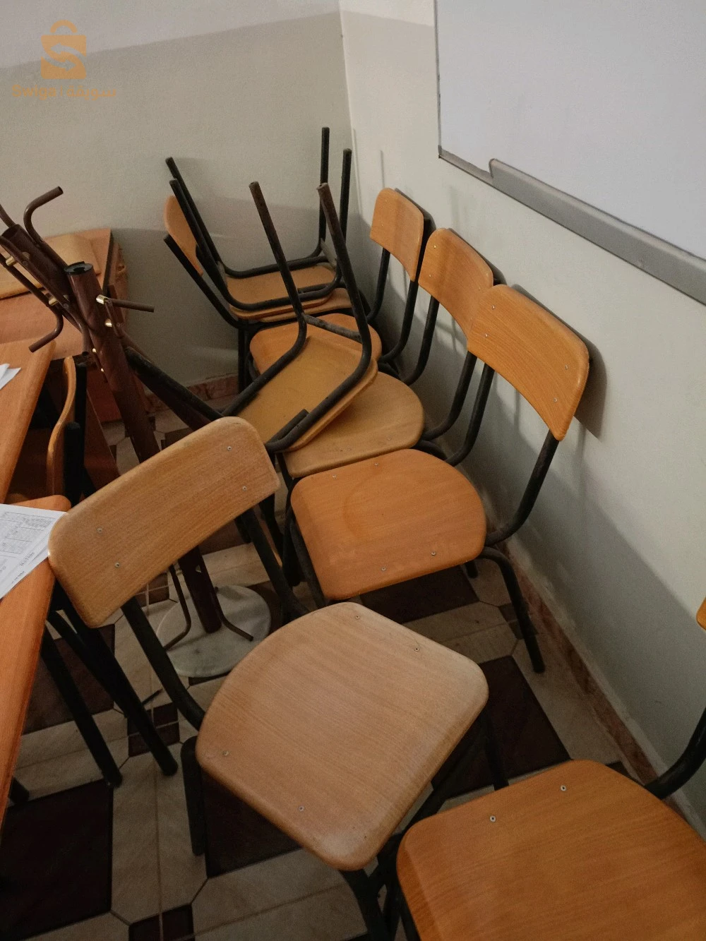des tables et des Chaises