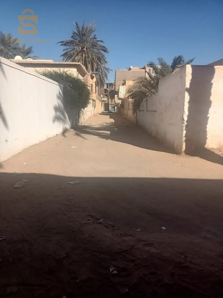 (02) منازل للبيع 300م2 +300م2 الحائط بالحائط كل وحدة بدفتر عقاري، وسط مدينة ورقلة بالقرب من مخبزة غزة طريق مستشفى محمد بوضياف ووكالة أوريدو وبالقرب من إتصالات الجزائر  وبريد الجزائر والمستشفى العسكري ومقر الولاية ووكالة جازي وكل المرافق لكل منزل دفتر عقاري خاص  لمن يهمه الأمر الإتصال على الإأرقام التالية:-0672062696/0771306071