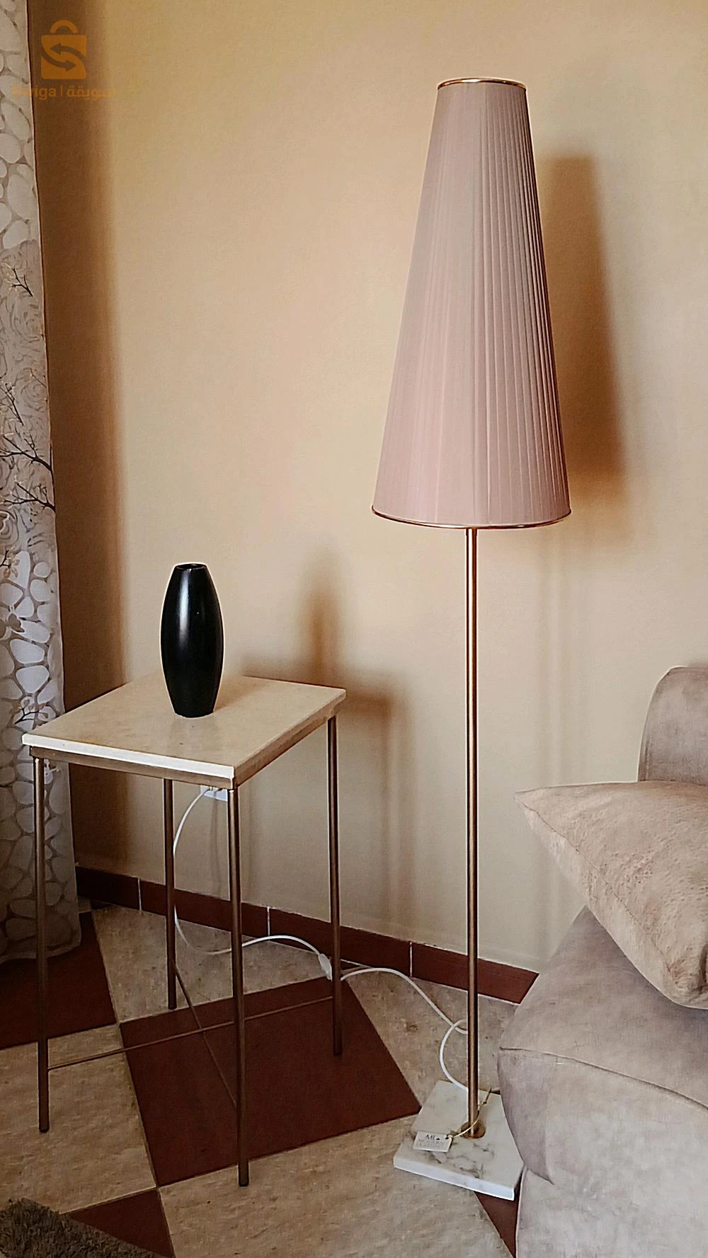 Lampadaire pour salon hauteur 1m68cm, couleur marron clair socle en marbre pied doré chapeau en tissu diamètre 45cm