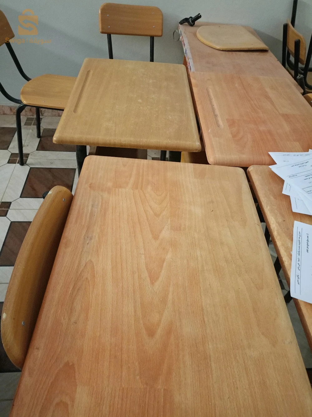 des tables et des Chaises