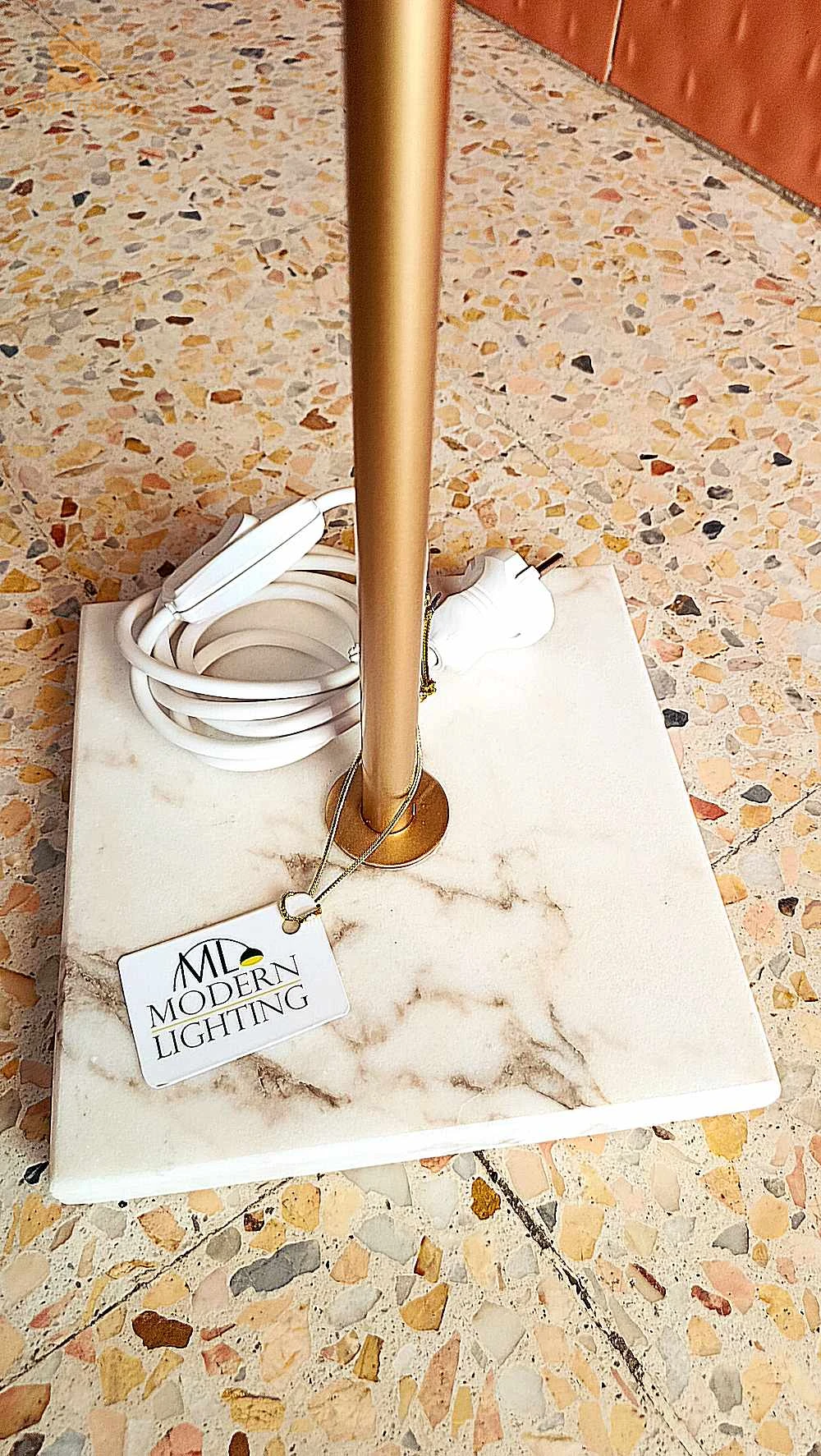 Lampadaire pour salon hauteur 1m68cm, couleur marron clair socle en marbre pied doré chapeau en tissu diamètre 45cm