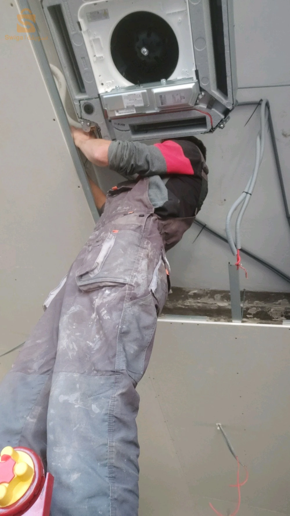 فني تركيب مكيفات الهواء installateur climatiseurs