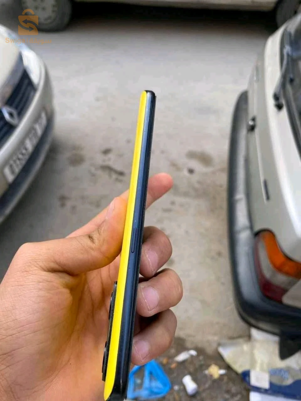 يوجد علبة وشارجور معاه raelmi Q5