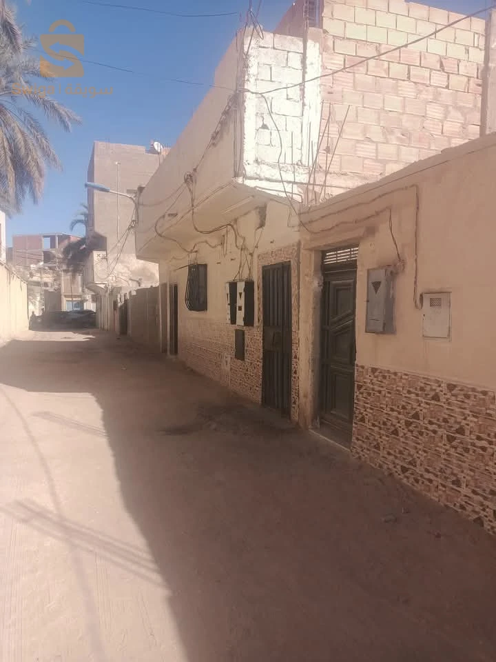 (02) منازل للبيع 300م2 +300م2 الحائط بالحائط كل وحدة بدفتر عقاري، وسط مدينة ورقلة بالقرب من مخبزة غزة طريق مستشفى محمد بوضياف ووكالة أوريدو وبالقرب من إتصالات الجزائر  وبريد الجزائر والمستشفى العسكري ومقر الولاية ووكالة جازي وكل المرافق لكل منزل دفتر عقاري خاص  لمن يهمه الأمر الإتصال على الإأرقام التالية:-0672062696/0771306071