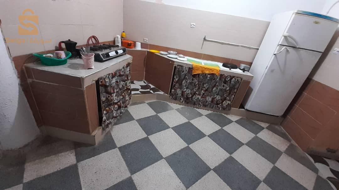 شقة مجهزة فيها ڨراج تع سيارة في الڨلتة دائرة المرسي الشلف تطل علي البحر قريبة من جميع مرافق سوبيرات محلات
طريق الوطني رقم 11  قريبة من مستغانم حوالي 80كلم