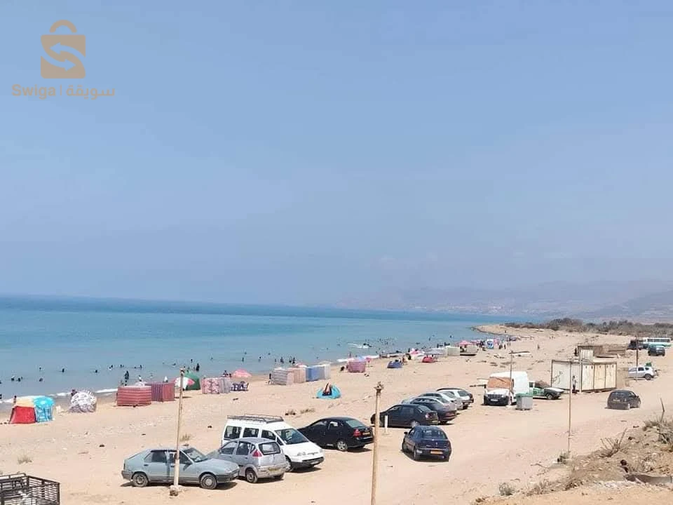 شقة مجهزة فيها ڨراج تع سيارة في الڨلتة دائرة المرسي الشلف تطل علي البحر قريبة من جميع مرافق سوبيرات محلات
طريق الوطني رقم 11  قريبة من مستغانم حوالي 80كلم