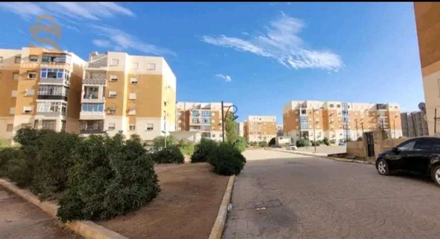 شقة للبيع f3 طابق أرضي 
 uv 18