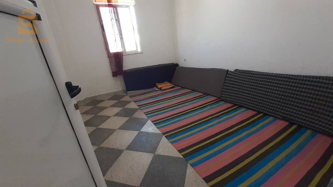 شقة مجهزة فيها ڨراج تع سيارة في الڨلتة دائرة المرسي الشلف تطل علي البحر قريبة من جميع مرافق سوبيرات محلات
طريق الوطني رقم 11  قريبة من مستغانم حوالي 80كلم