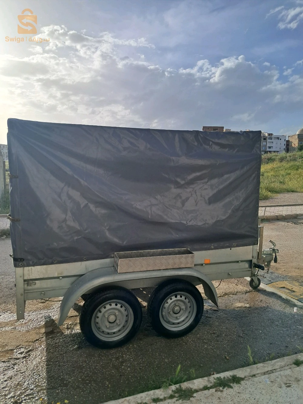 Remourque française 4 roues avec roue de secours ,Rédale et bâche état neuf pour plusieurs informations contacter 0797668189 année 2019