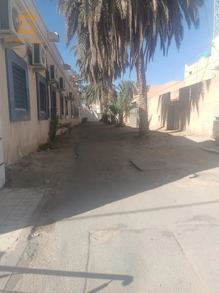 (02) منازل للبيع 300م2 +300م2 الحائط بالحائط كل وحدة بدفتر عقاري، وسط مدينة ورقلة بالقرب من مخبزة غزة طريق مستشفى محمد بوضياف ووكالة أوريدو وبالقرب من إتصالات الجزائر  وبريد الجزائر والمستشفى العسكري ومقر الولاية ووكالة جازي وكل المرافق لكل منزل دفتر عقاري خاص  لمن يهمه الأمر الإتصال على الإأرقام التالية:-0672062696/0771306071