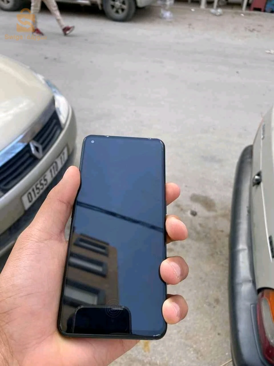 يوجد علبة وشارجور معاه raelmi Q5