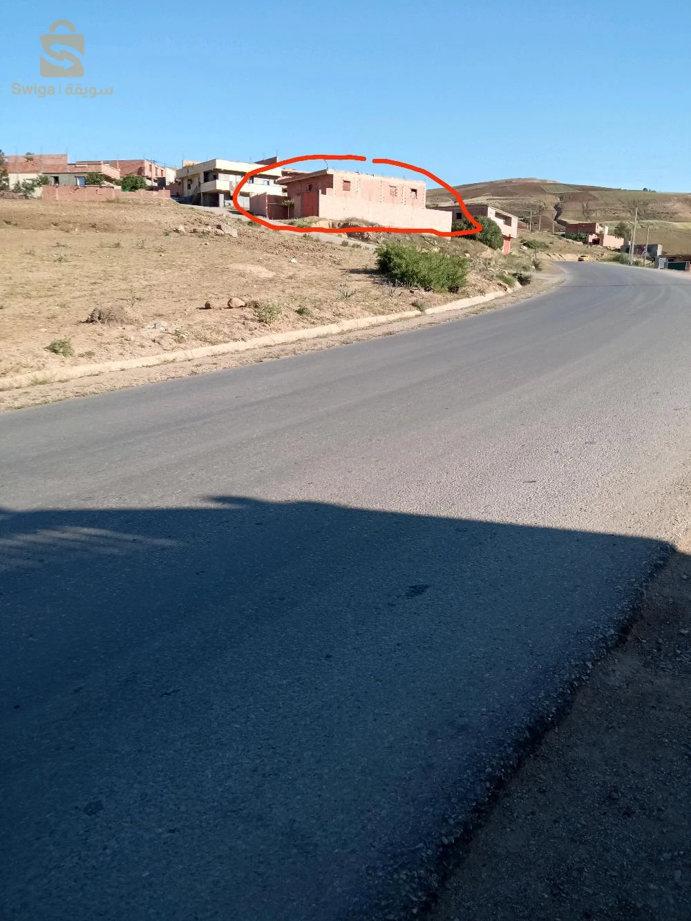 سكن ريفي كبير للبيع مع قطعة ارض جانب طريق الوطني للبناء