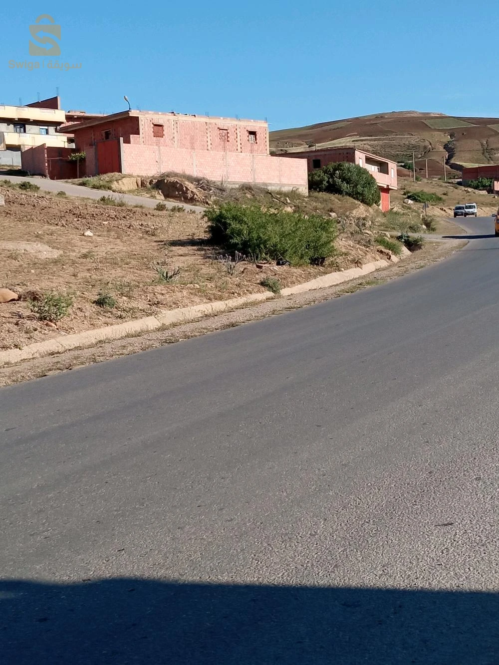 سكن ريفي كبير للبيع مع قطعة ارض جانب طريق الوطني للبناء