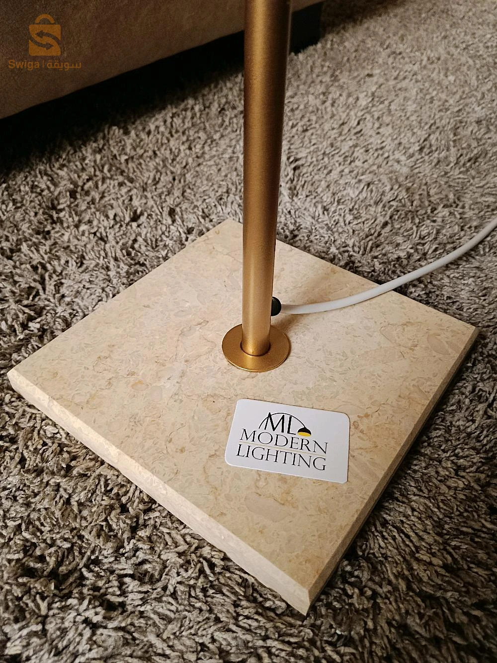 lampadaire neuf pour salon hauteur 1m58cm socle en marbre pied doré chapeau en tissu marron clair diamètre 45cm