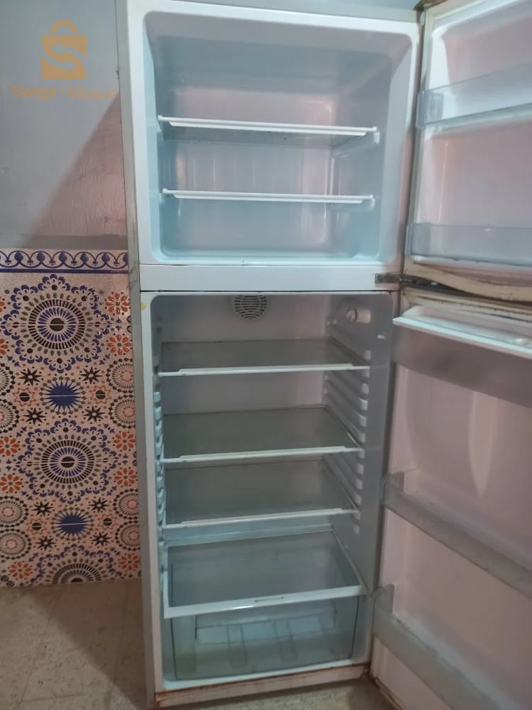 متوفر ثلاجة من نوع ايريس حاجة نضيفة ماشاء الله 
ناقص غي غاز وفويت 
لي قاصد يتصل: 0663071049