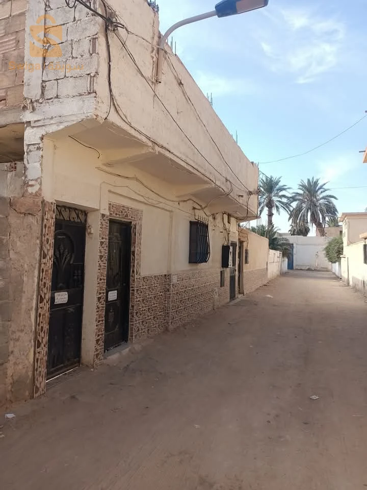 (02) منازل للبيع 300م2 +300م2 الحائط بالحائط كل وحدة بدفتر عقاري، وسط مدينة ورقلة بالقرب من مخبزة غزة طريق مستشفى محمد بوضياف ووكالة أوريدو وبالقرب من إتصالات الجزائر  وبريد الجزائر والمستشفى العسكري ومقر الولاية ووكالة جازي وكل المرافق لكل منزل دفتر عقاري خاص  لمن يهمه الأمر الإتصال على الإأرقام التالية:-0672062696/0771306071