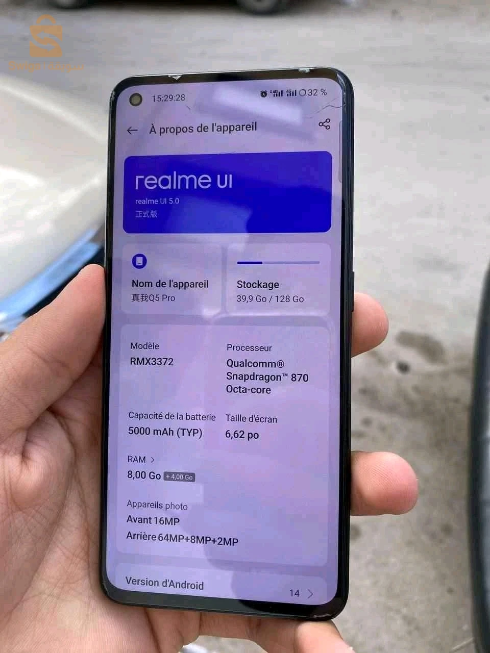يوجد علبة وشارجور معاه raelmi Q5