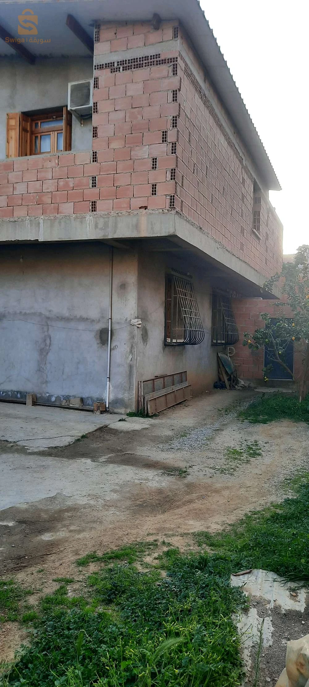 قطعة أرض بها مسكن