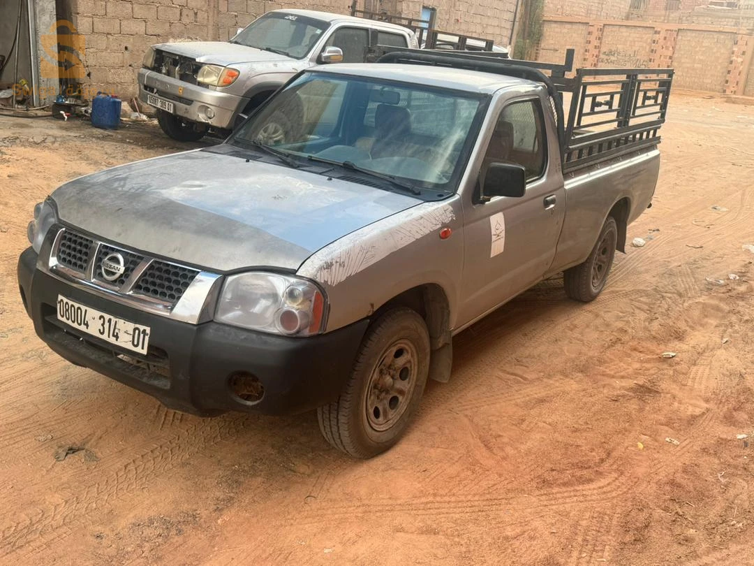 نيسان NP 300 2014 1  ادرار