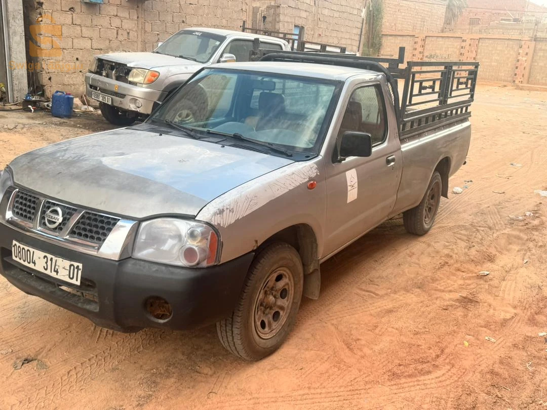 نيسان NP 300 2014 1  ادرار