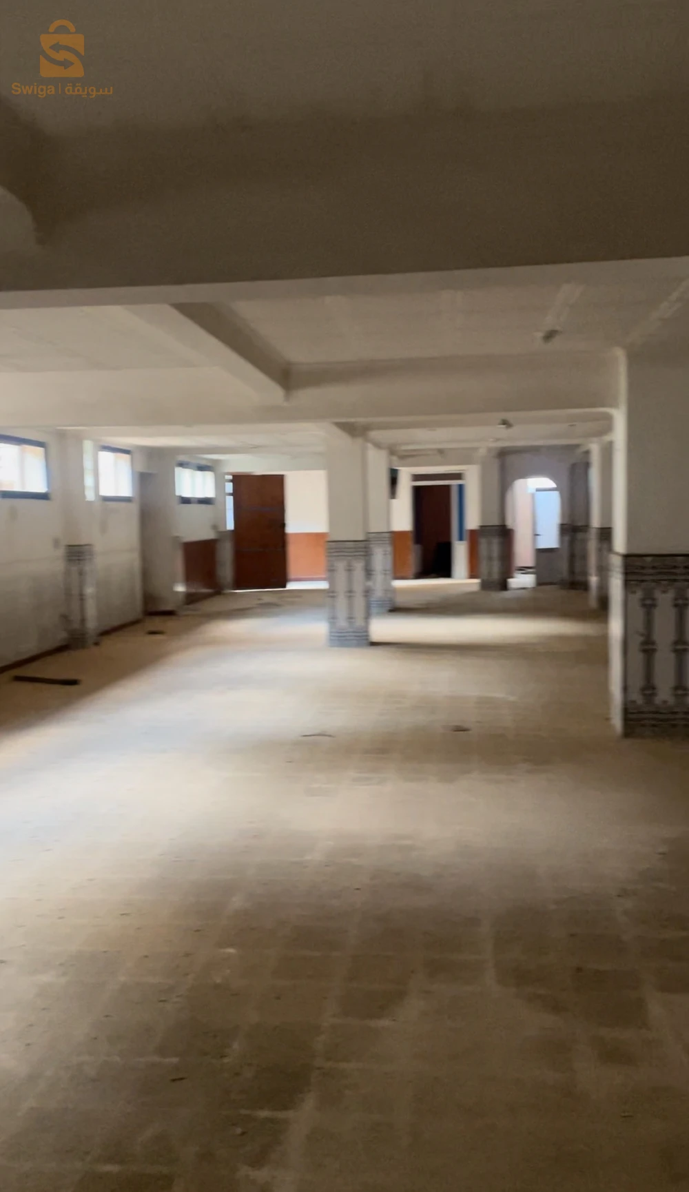 vente 3 niveaux commerciaux de villa scala en face la pompe a essence