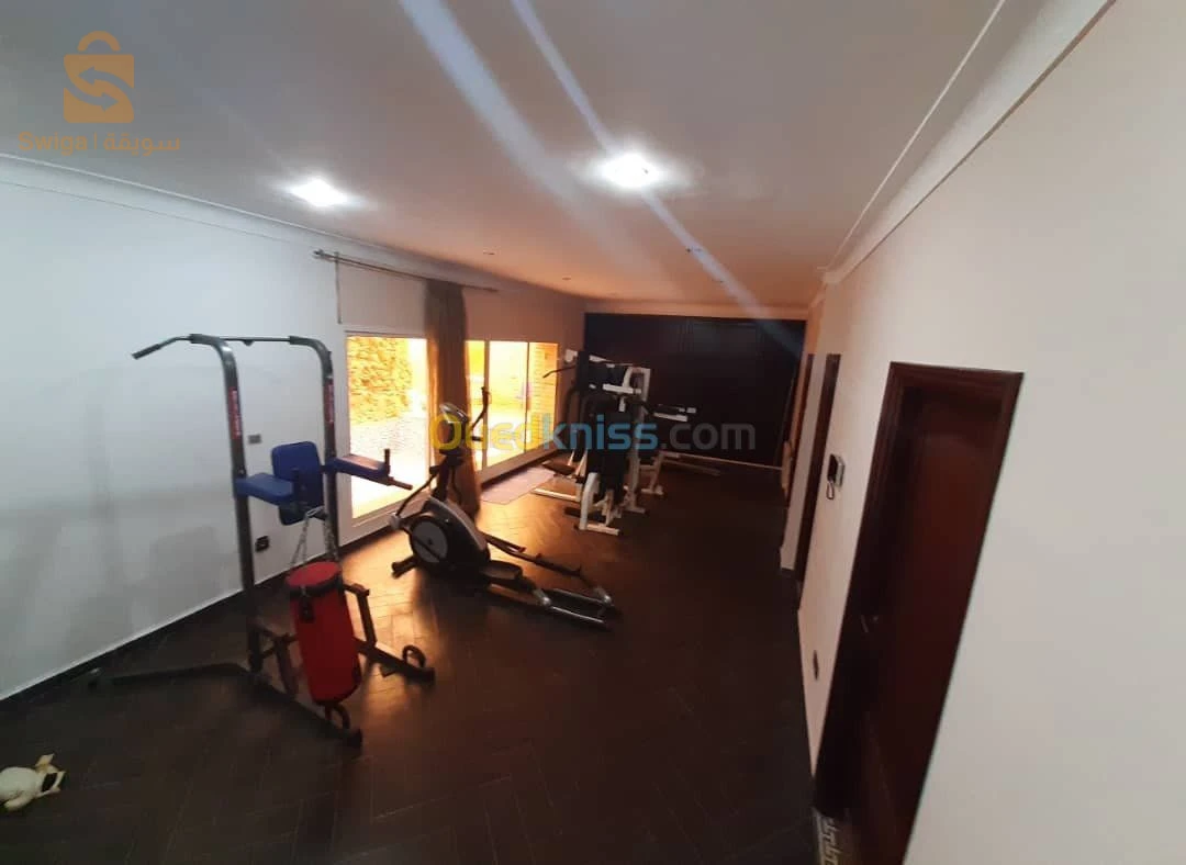 للبيع فلل سكنية عدد الغرفVente villa hydra.    500m bâti 250m  R+1.  .2 garage  1 garage 3 véhicules 2 garage activités Re de jardin salon + cuisine équipée +chambre d amie + hamme+toilette salle de bain Piscine 1er 3 chambres dans 1suite 16 الجزائر
