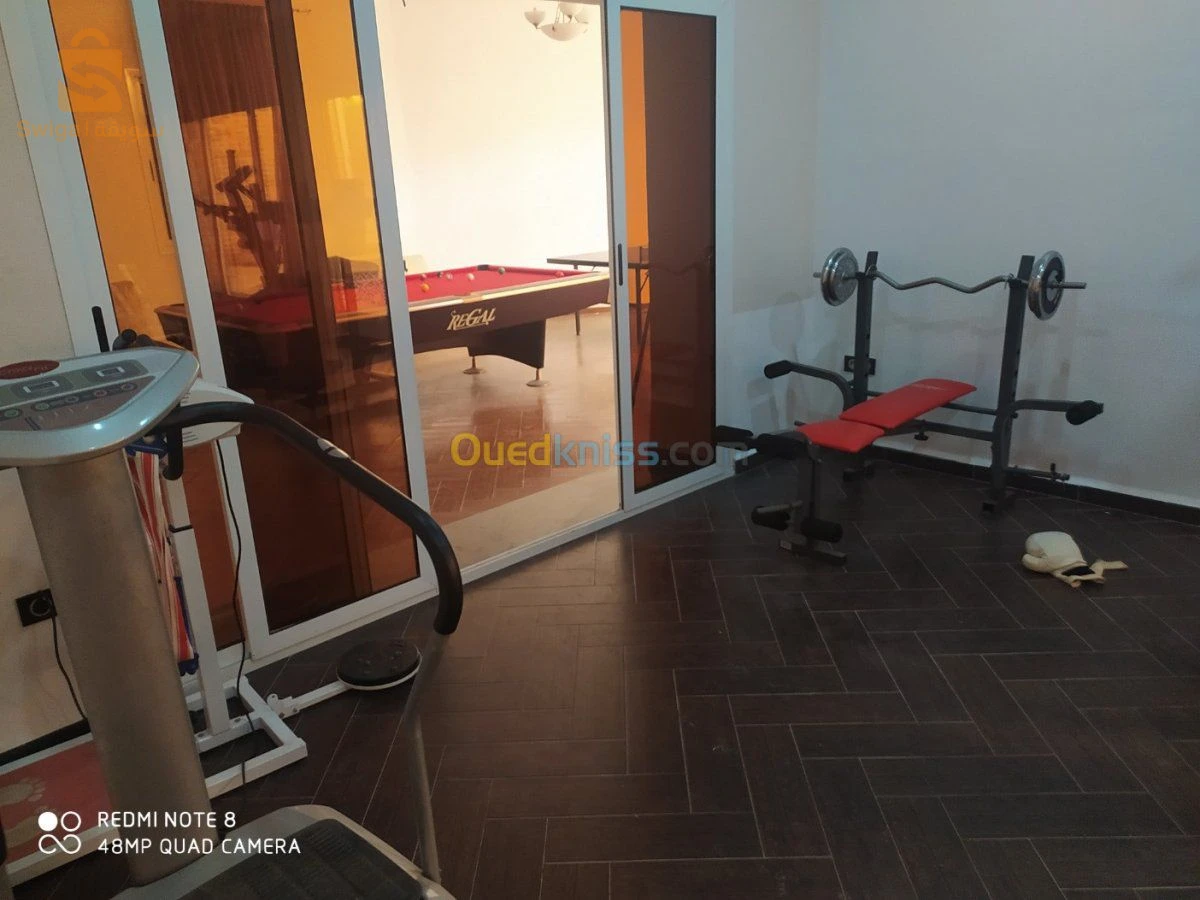 للبيع فلل سكنية عدد الغرفVente villa hydra.    500m bâti 250m  R+1.  .2 garage  1 garage 3 véhicules 2 garage activités Re de jardin salon + cuisine équipée +chambre d amie + hamme+toilette salle de bain Piscine 1er 3 chambres dans 1suite 16 الجزائر