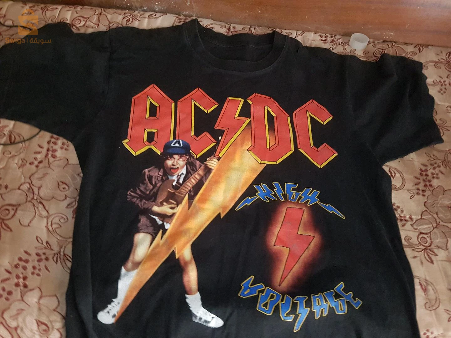 قمصان وتيشيرتات 