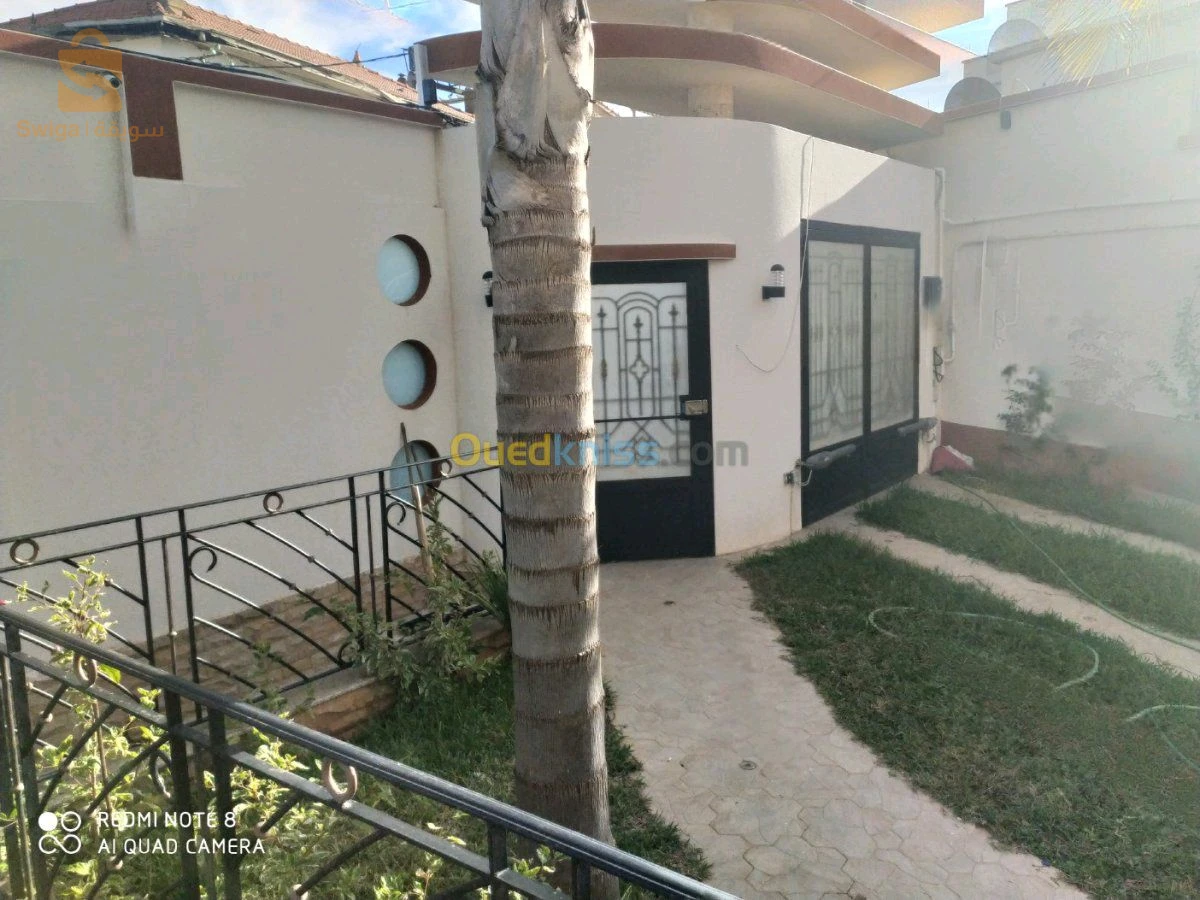 للبيع فلل سكنية عدد الغرفVente villa hydra.    500m bâti 250m  R+1.  .2 garage  1 garage 3 véhicules 2 garage activités Re de jardin salon + cuisine équipée +chambre d amie + hamme+toilette salle de bain Piscine 1er 3 chambres dans 1suite 16 الجزائر