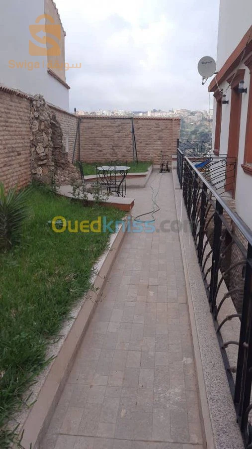 À vendre Villas les chambres Vente villa hydra.    500m bâti 250m  R+1.  .2 garage  1 garage 3 véhicules 2 garage activités Re de jardin salon + cuisine équipée +chambre d amie + hamme+toilette salle de bain Piscine 1er 3 chambres dans 1suite 16 ALGER
