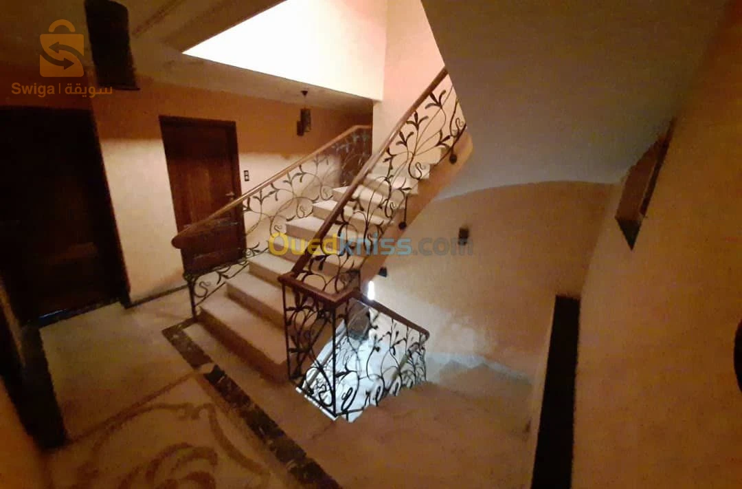 للبيع فلل سكنية عدد الغرفVente villa hydra.    500m bâti 250m  R+1.  .2 garage  1 garage 3 véhicules 2 garage activités Re de jardin salon + cuisine équipée +chambre d amie + hamme+toilette salle de bain Piscine 1er 3 chambres dans 1suite 16 الجزائر