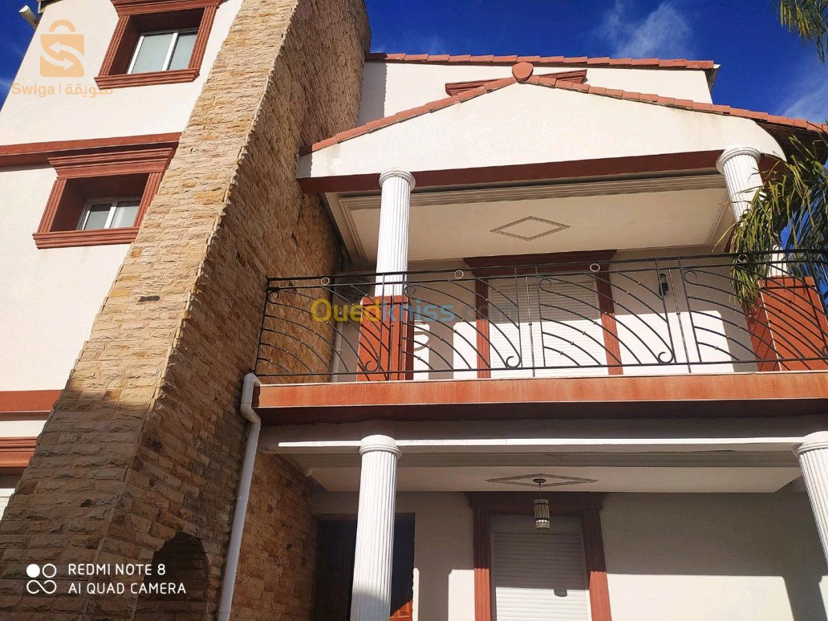 للبيع فلل سكنية عدد الغرفVente villa hydra.    500m bâti 250m  R+1.  .2 garage  1 garage 3 véhicules 2 garage activités Re de jardin salon + cuisine équipée +chambre d amie + hamme+toilette salle de bain Piscine 1er 3 chambres dans 1suite 16 الجزائر