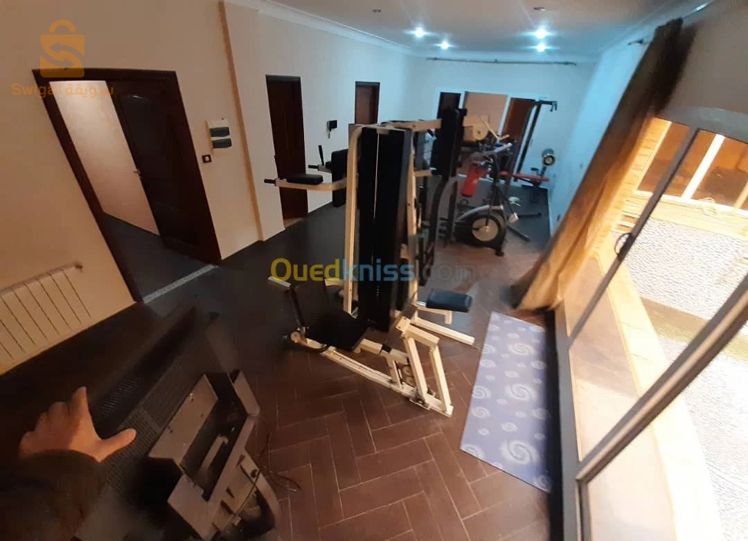 للبيع فلل سكنية عدد الغرفVente villa hydra.    500m bâti 250m  R+1.  .2 garage  1 garage 3 véhicules 2 garage activités Re de jardin salon + cuisine équipée +chambre d amie + hamme+toilette salle de bain Piscine 1er 3 chambres dans 1suite 16 الجزائر