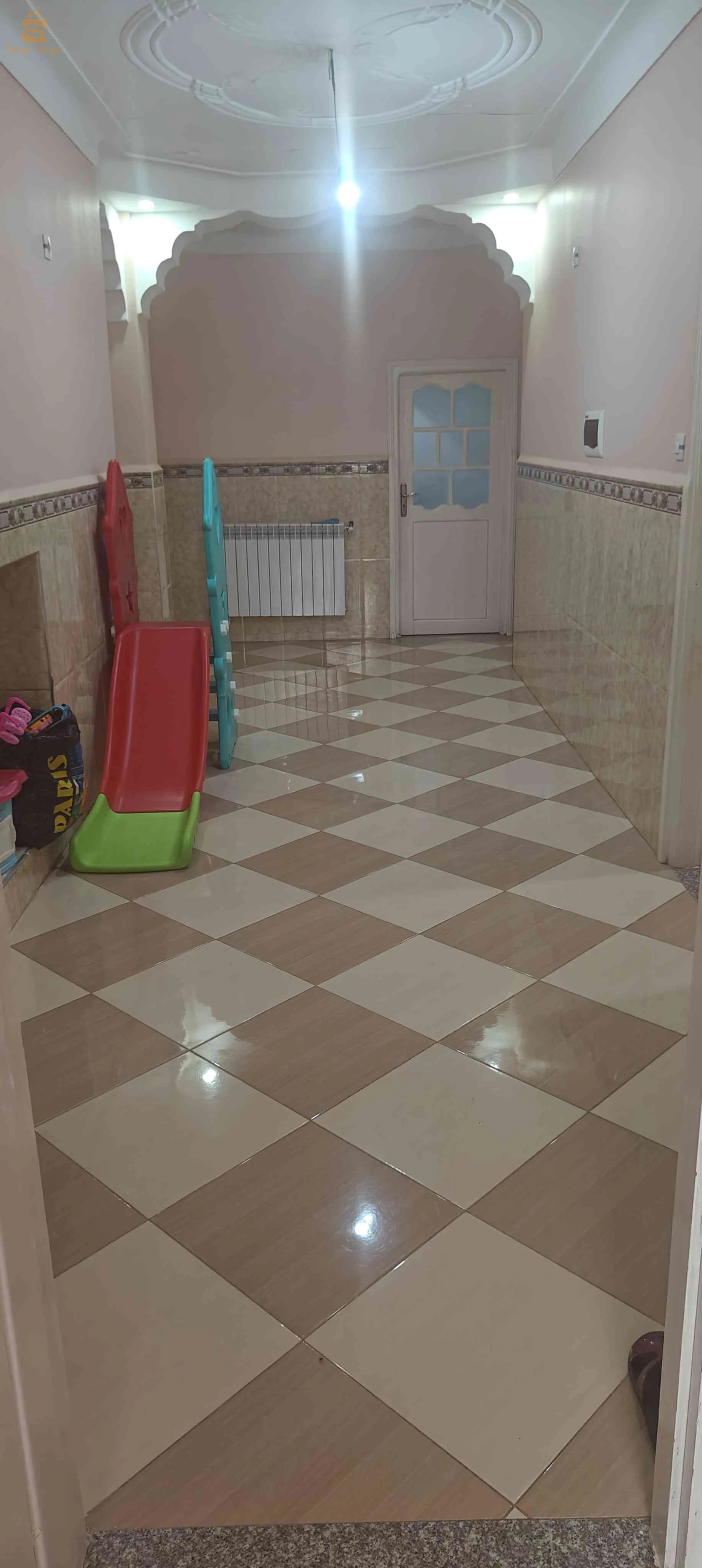 بيت ب5 غرف ، ذات مساحة واسعة 342 بالأخضرية