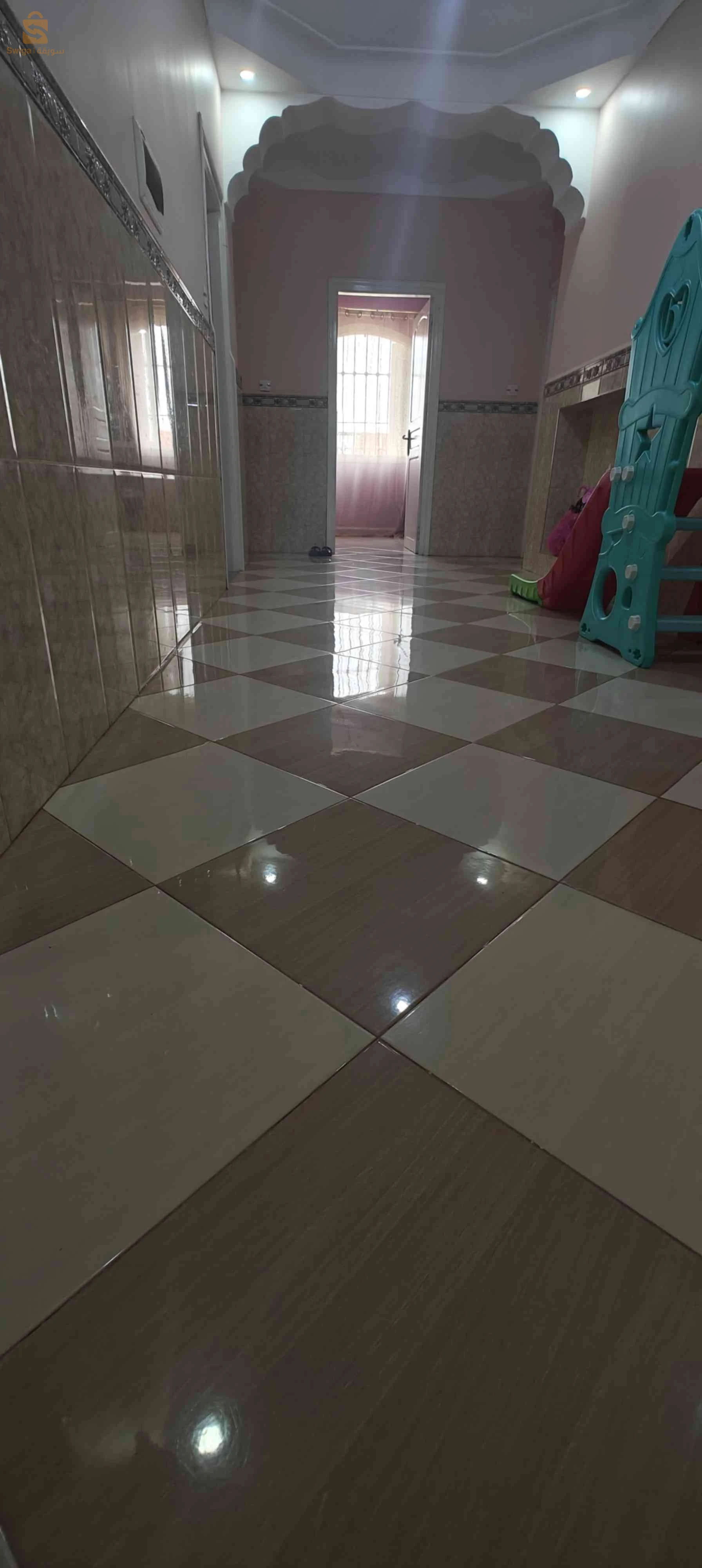 بيت ب5 غرف ، ذات مساحة واسعة 342 بالأخضرية