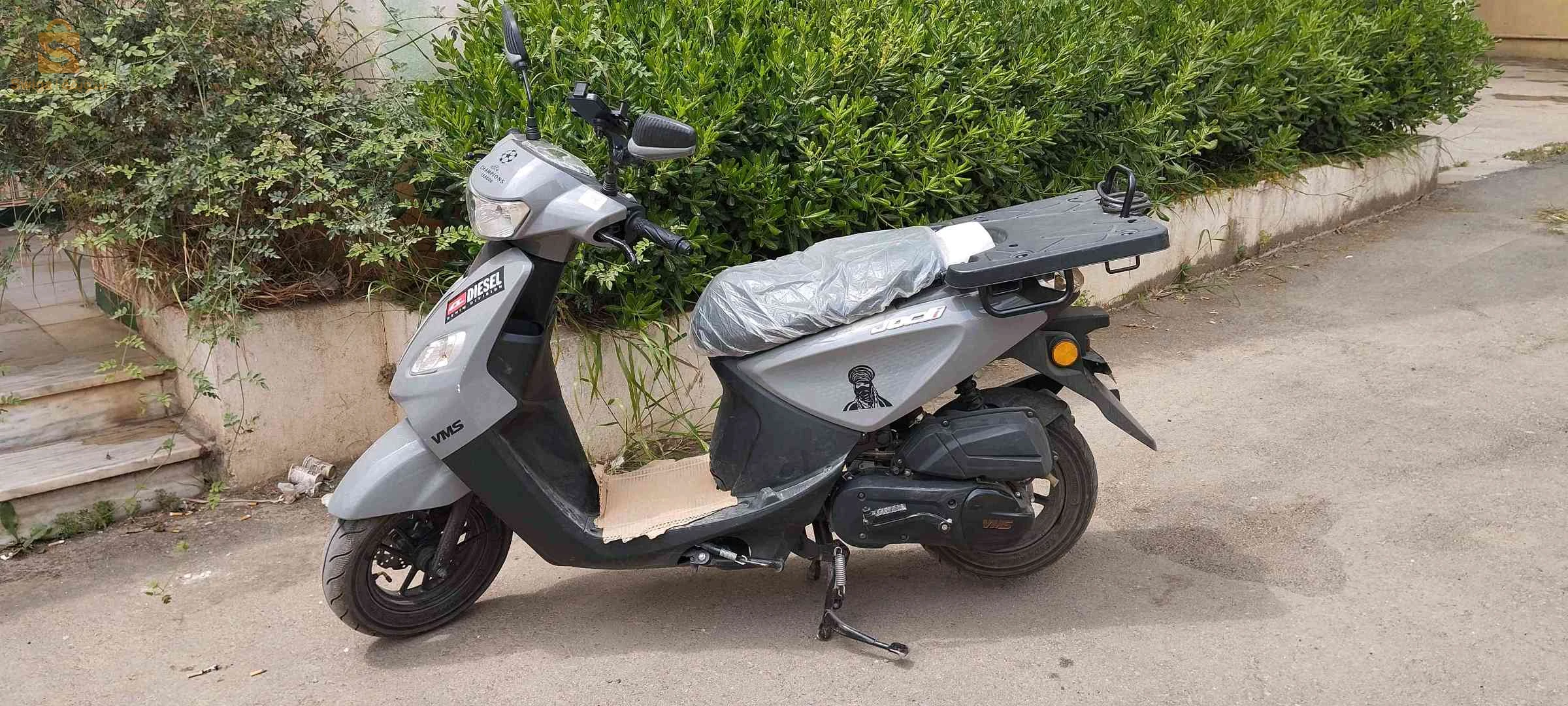 موطو جديدا تاع خدمة فيها عجلات تاع شتاء اخدم مهني