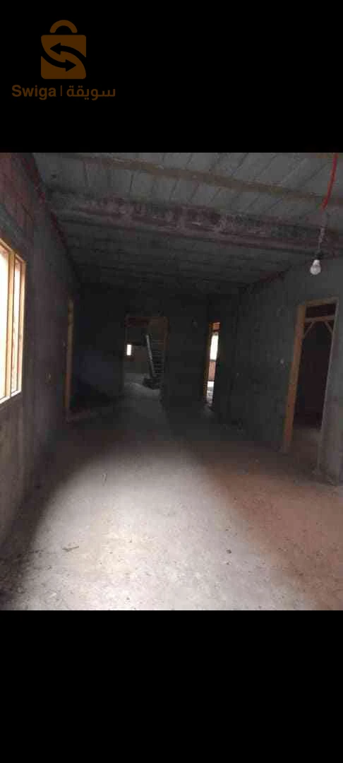 منزل كبير وجميل الله يبارك للبيع دفتر عقاري صافي فيه عشرة غرف و إثنان مطبخ و إثنان دوش ومرئب فيه طابق الارضي زائد الطابق الاول  على واجهة الطريق المزدوج في السعر نهائي حي 1200