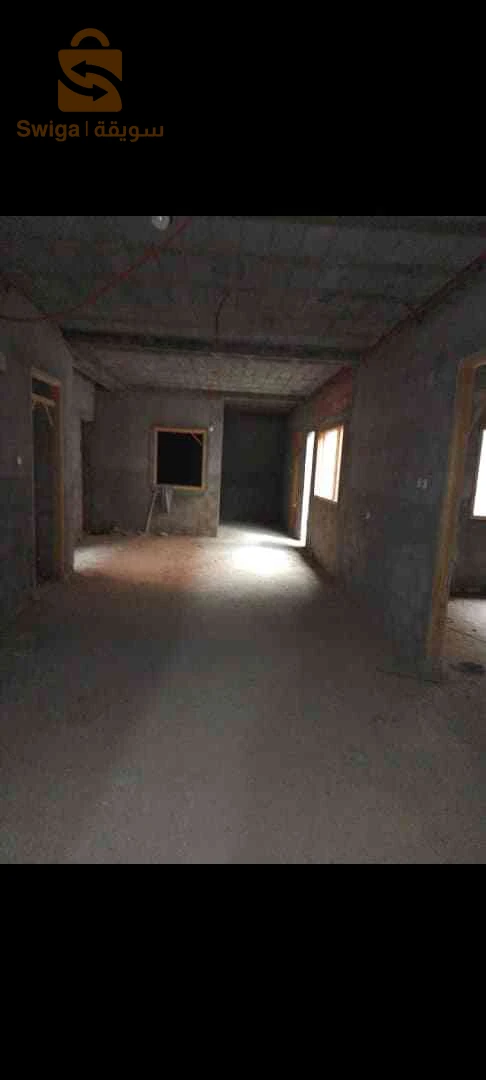 منزل كبير وجميل الله يبارك للبيع دفتر عقاري صافي فيه عشرة غرف و إثنان مطبخ و إثنان دوش ومرئب فيه طابق الارضي زائد الطابق الاول  على واجهة الطريق المزدوج في السعر نهائي حي 1200