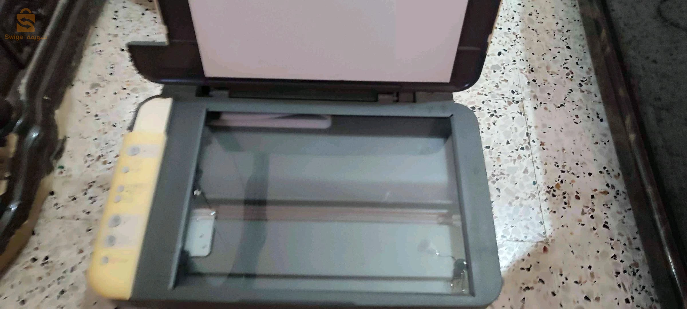طابعة ورقية بالألوان خصها قطعة بلاستيك