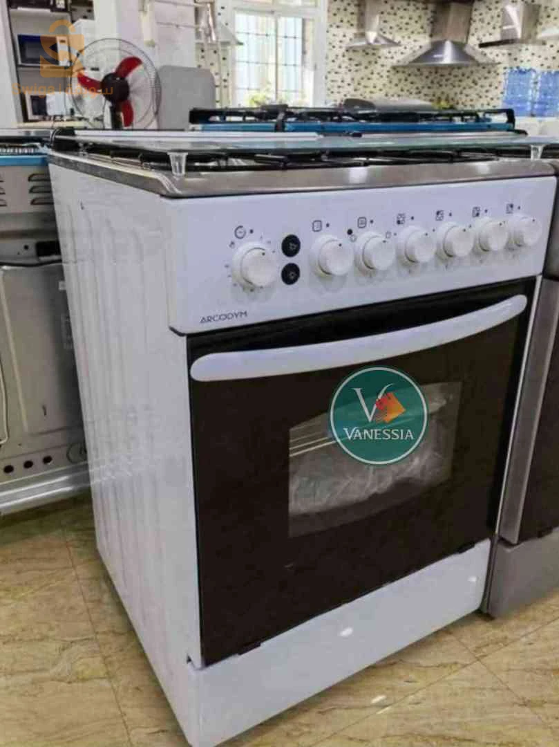 une cuisinière du marque arcodym simple avec trois couleurs (blanc, beige,marron)