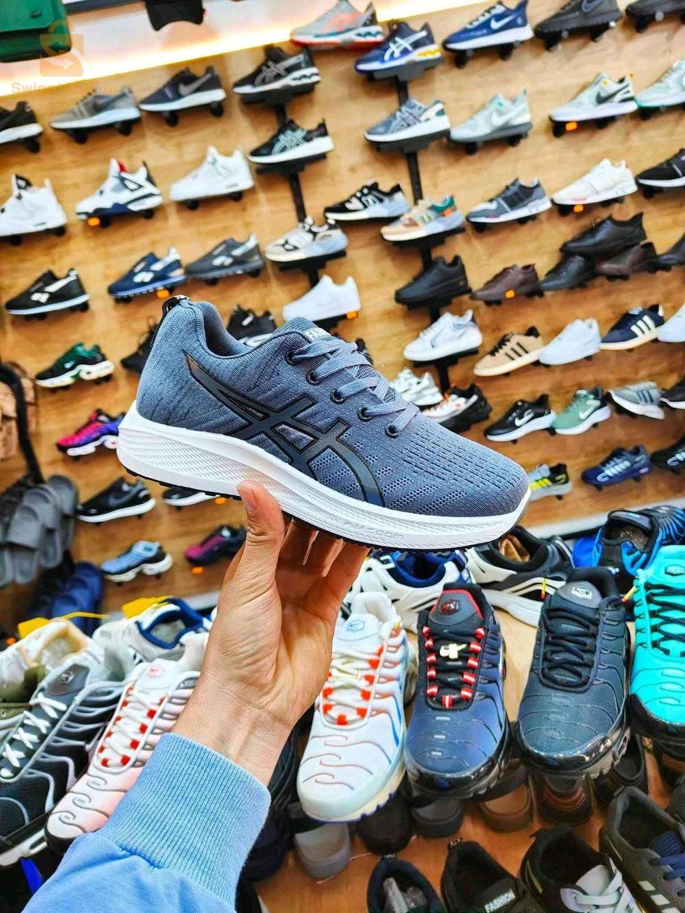 حذاء Asics رياضي