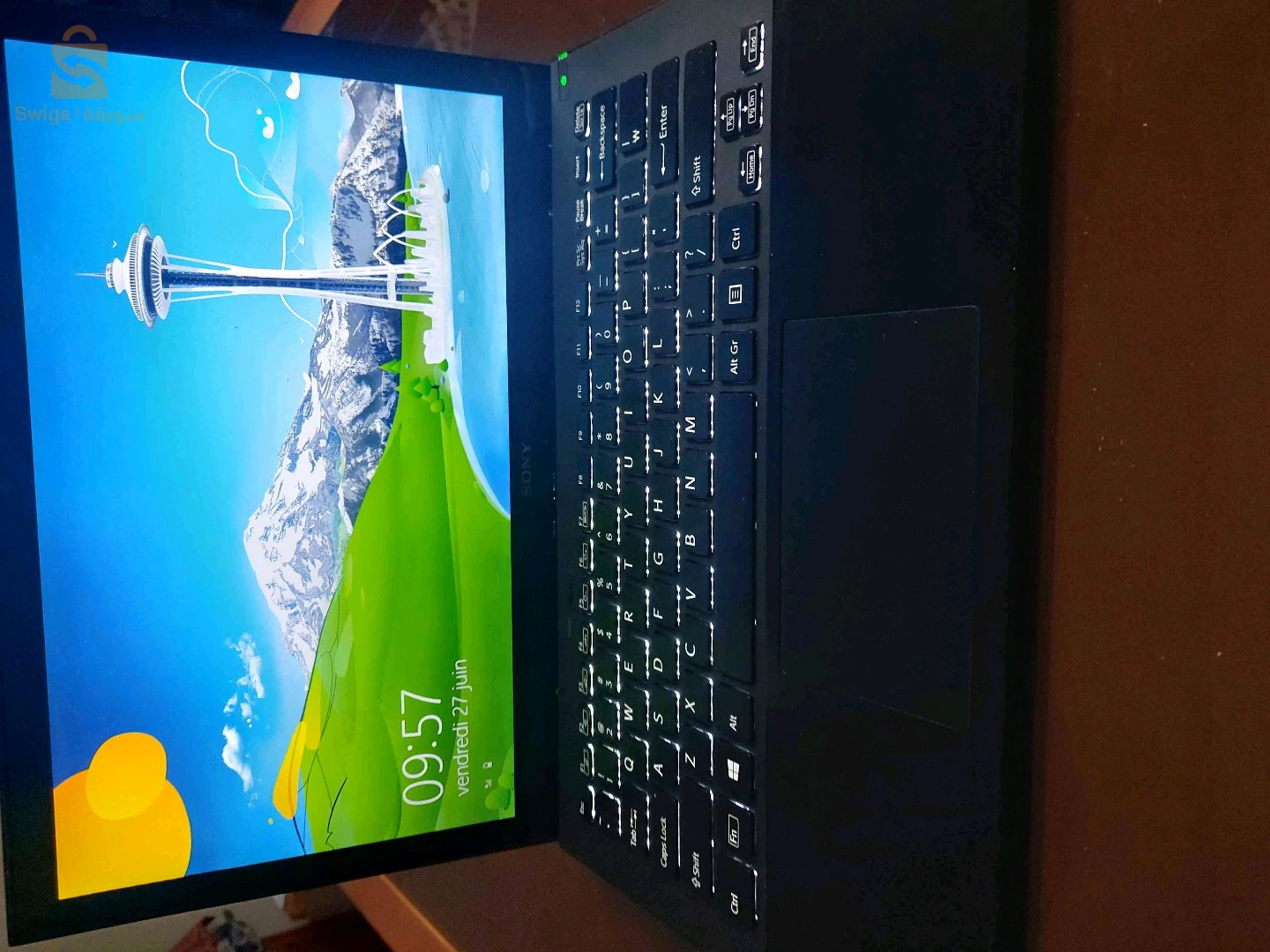 حاسوب محمول من نوع sony موديل vaio مع شاشة جيد للاستعمال اليومي مع لوحة مفاتيح مضيئة